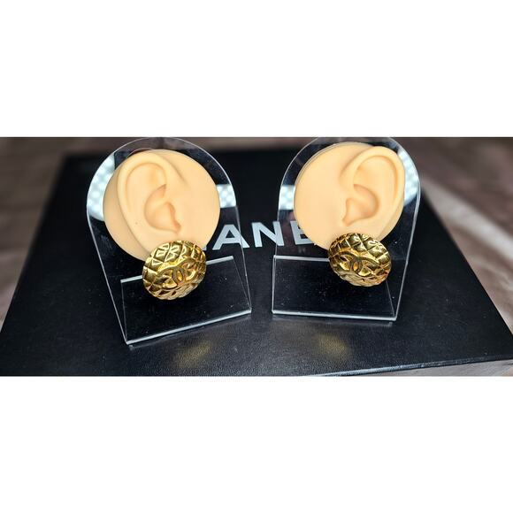 CHANEL Vintage Round Matrasse Coco Large Earrings Gold Quilted - Picture 4 of 7